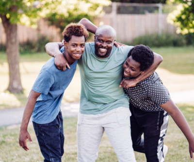 Des enfants écoutant leur père !