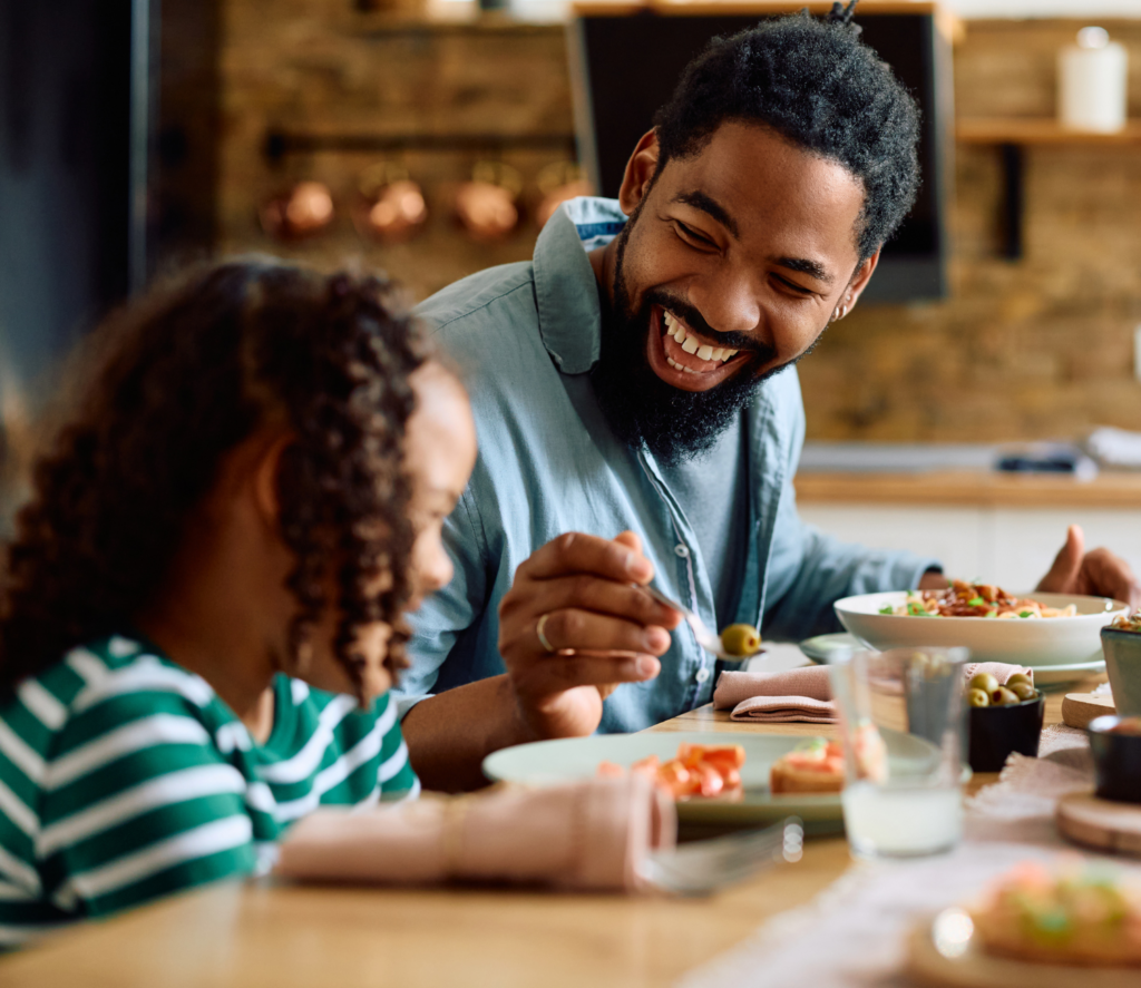 Un enfant à table qui écoute ses parents