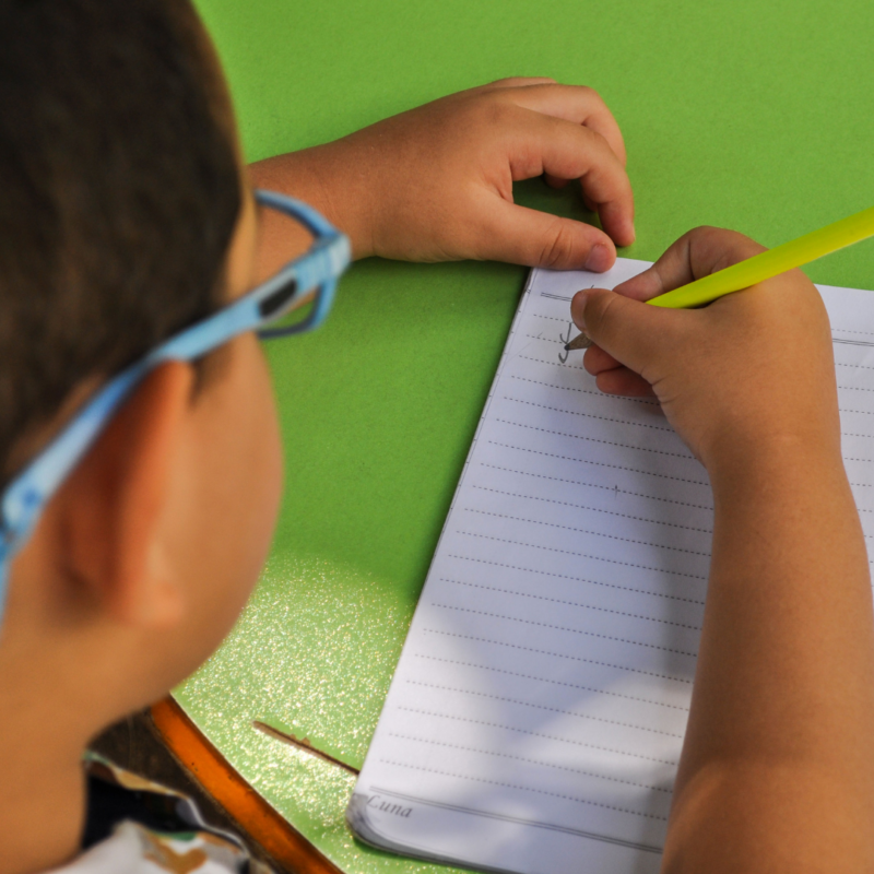 Un enfant avec son cahier propre
