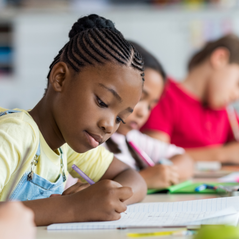 Un enfant qui fait ses devoirs